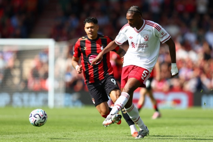 TA：雅凯在每场比赛中不断成长，他有能力成为一名全能中卫