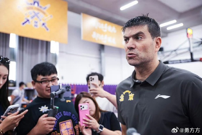 京媒：哈里斯因家人情况临时回家 压根不存在下课一说 祝一切顺利